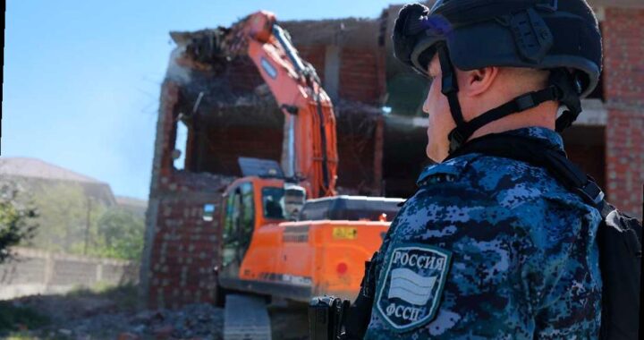 В Сочи сносят самострои, включая трехэтажный дом