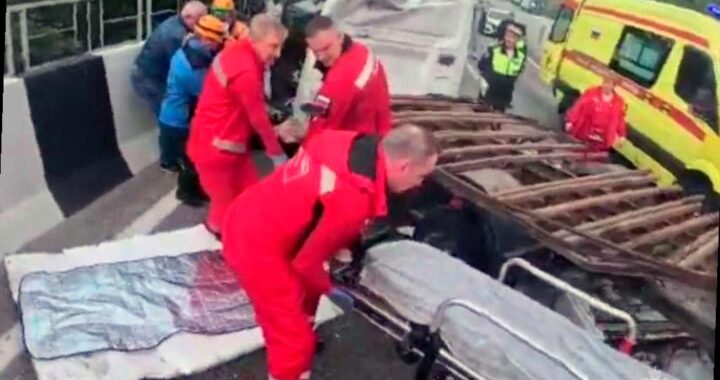 На Мамайском перевале в Сочи спасатели помогли водителю, попавшему в аварию