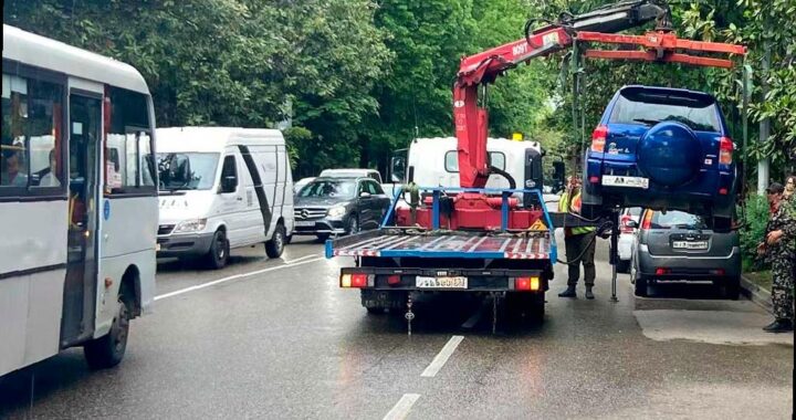 Массовая эвакуация автомобилей в Сочи из-за нарушений парковки