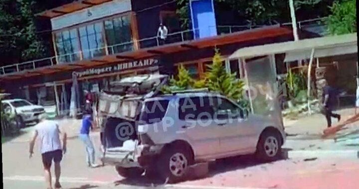 В Сочи произошло ДТП: автомобиль без водителя врезался в остановку
