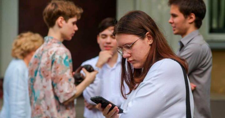 Эксперты предупреждают: с 1 июля ожидается новая волна мошенничества. Злоумышленники воспользовались предлогом о запрете иностранных мессенджеров и запустили фейковый проект под названием «Единый агрегатор Госуслуг».