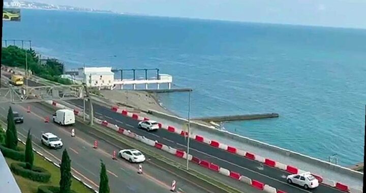 В Хостинской районе курорта Сочи открыли движение на участке трассы А-147 «Джубга — Сочи». Ремонтные работы продолжаются, но уже можно проезжать по двум полосам. Подробности организации движения можно узнать у Департамента транспорта сочинской администрации.