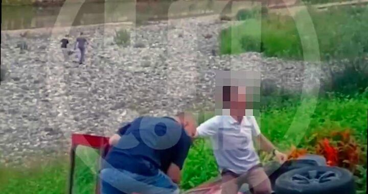 Автомобиль в Сочи упал в реку после столкновения с кроссовером