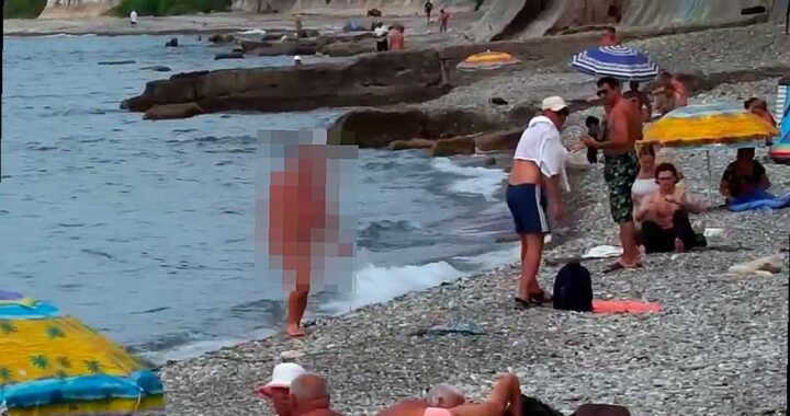 На пляже в Сочи обнаружили голого туриста