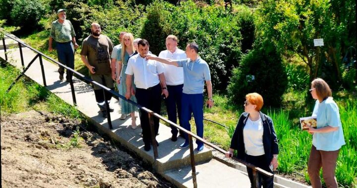 Виктор Тепляков помогает стабилизировать оползневый участок в Эколого-биологическом центре