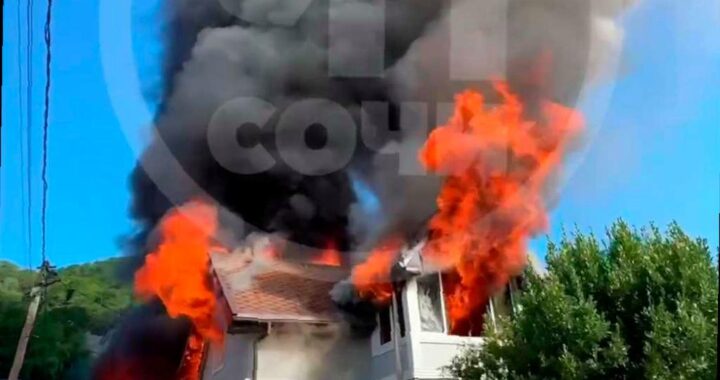 В селе Краевско-Армянское случился пожар в двухэтажном доме с пристройкой. Пожарные быстро справились с огнем на площади 50 квадратных метров. В процессе тушения привлекли 12 сотрудников МЧС и 3 единицы спецтехники. На удивление, никто не пострадал. Причины возгорания выясняют специалисты. Фото с места происшествия можно посмотреть на странице ЧП Сочи в Telegram.