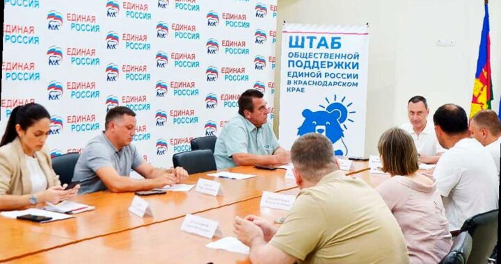 Депутат ЗСК Виктор Тепляков следит за ликвидацией оползня на улице Краснодонской в Сочи