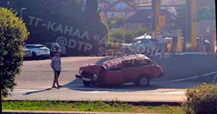 В Сочи произошла авария: автомобиль ВАЗ-четверка врезался в стену