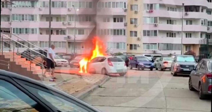 Автомобиль загорелся во дворе жилого дома в Сочи