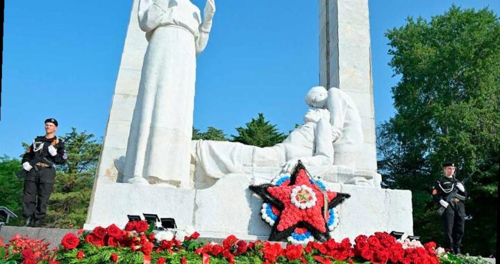 Торжественная церемония возложения цветов к мемориалу «Подвиг во имя жизни» прошла в Сочи. Этот мемориал посвящен подвигу врачей и медсестер во время Великой Отечественной войны.