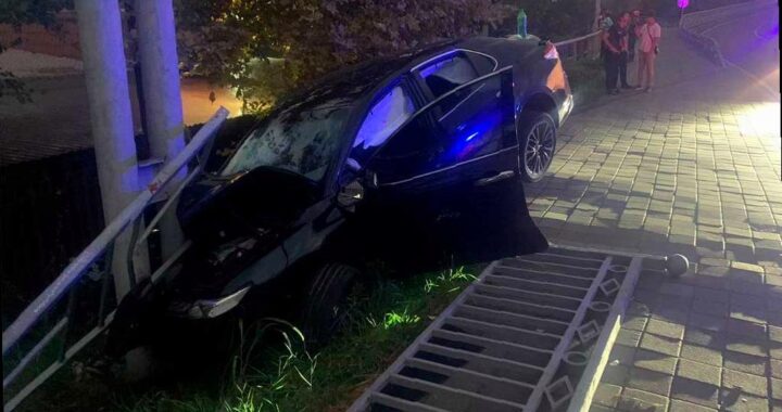 В Центре Сочи произошло ДТП: автомобиль Toyota врезался в столб, водитель погиб