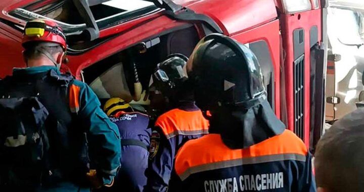 Женщину зажало в грузовике после ДТП в Лазаревском районе