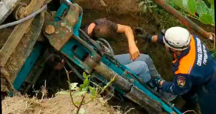 Экскаватор перевернулся в Хостинском районе Сочи