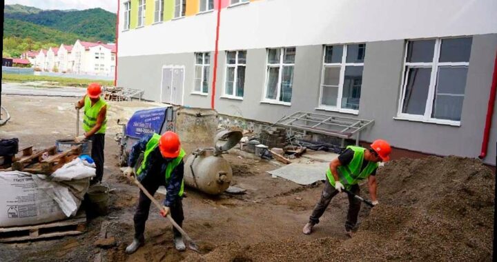 Готовность новой школы в Лазаревском районе Сочи превышает 83%