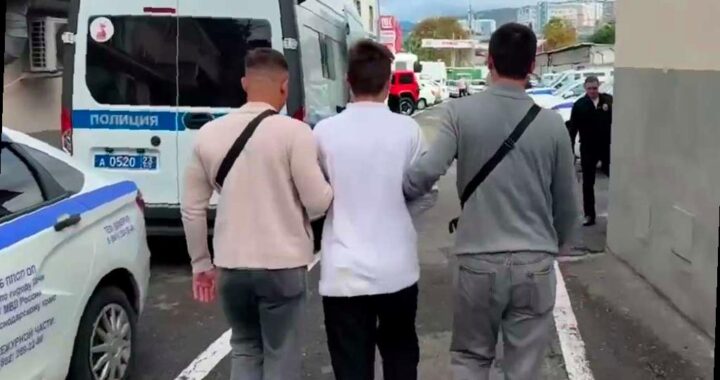 Подозреваемый в разбойном нападении был задержан в центре Сочи после того, как угрожал ножом и отобрал сумку у прохожего. Полиция оперативно реагировала на происшествие на улице Островского в ранние утренние часы.