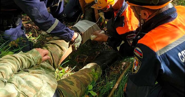 В лесу около посёлка Якорная Щель спасли грибника с сломанной ногой