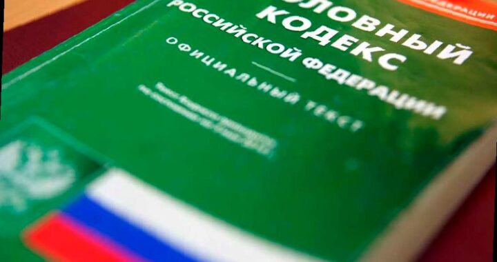 В Центральном районе Сочи произошла необычная кража в общежитии, за которую теперь грозит уголовная статья. Виновницей стала 3-летняя местная жительница, которая случайно ворвалась в комнату, пока ее хозяин спал. Подвыпившая женщина украла планшет, смартфон и визитницу с банковскими картами на общую сумму 90 тысяч рублей. Подозреваемую задержали по горячим следам, но часть украденного она уже успела избавиться, сдав гаджеты в ломбард и выбросив карты. Сейчас в отношении нее возбуждено уголовное дело по статье о краже, за которую предусмотрено до 6 лет тюрьмы. Фото с места происшествия опубликовано на странице Следственного комитета по Краснодарскому краю в Telegram.