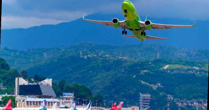 10 человек не смогли вылететь из Сочи в Новосибирск из-за переполненности рейса