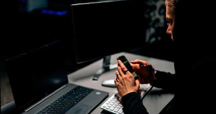 Две жительницы Адлера стали жертвами мошенников и потеряли более 3 млн рублей. Один из мошенников познакомился с одной из женщин на сайте знакомств и предложил ей инвестировать. Женщина перевела около 900 тысяч рублей на платформу, но когда пыталась вывести деньги, столкнулась с технической проблемой. Злоумышленники предложили использовать карту ее подруги, что привело к удвоению убытков. Подруга перевела 450 тысяч рублей и 1,7 миллиона кредитных средств. После перевода денег сайт был заблокирован, а мошенник исчез. По данному случаю возбуждены уголовные дела. (Источник: sochinews.io)