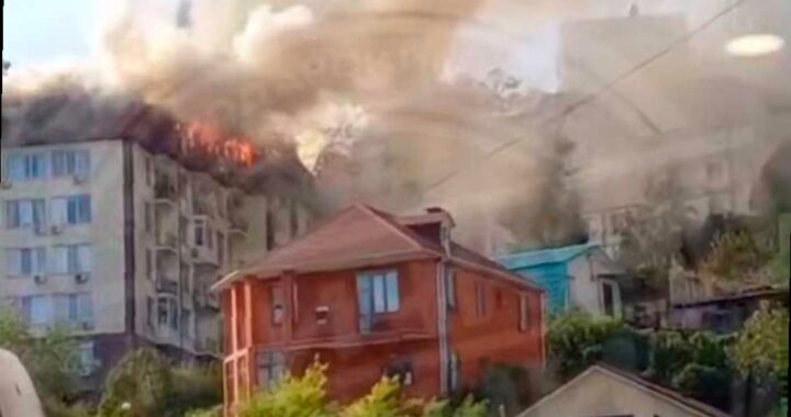 В Завокзальном микрорайоне Сочи горит дом на улице Альпийской