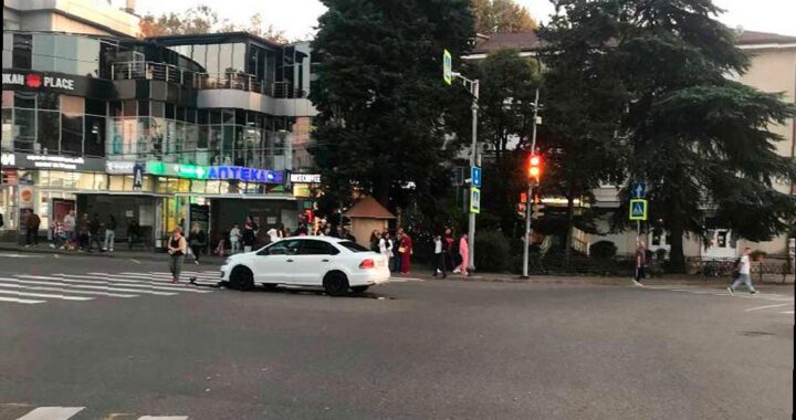 В Центральном районе Сочи легковушка сбила подростка на самокате