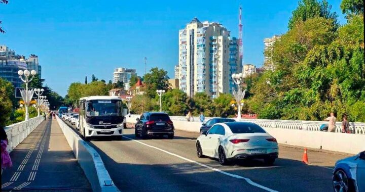 На Верещагинском виадуке в Сочи начались дорожные работы. Специалисты приводят в порядок дорожное покрытие на площади около 2,7 тысяч квадратных метров.