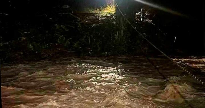 В Сочи река Цанык унесла автомобиль с водителем