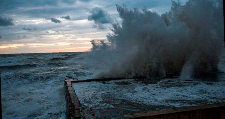 В Сочи ожидаются ливни и шторм