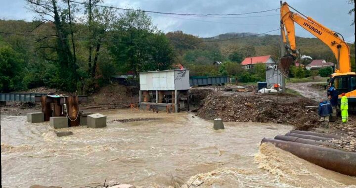 Ливни повредили мост в селе Молдавановка на Кубани