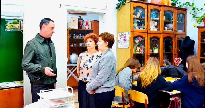 Депутат Виктор Тепляков посетил школу №2 в Центральном районе Сочи