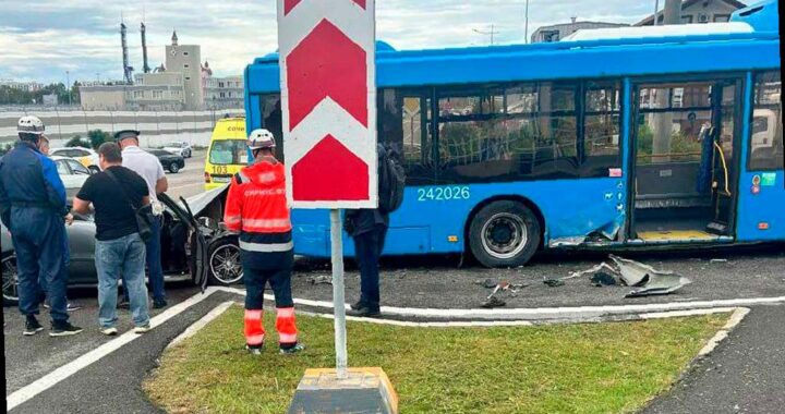 Автобус столкнулся с легковушкой в Сириусе