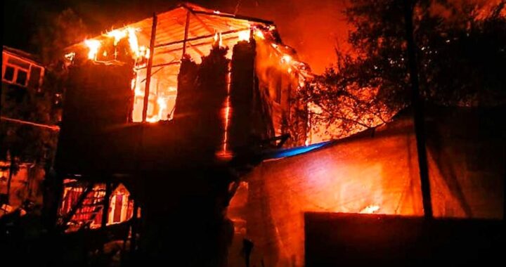 Пожар в посёлке Дагомыс: сгорели три дома и автомобиль