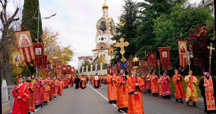 В Сочи временно ограничат движение из-за крестного хода к празднику Святого Михаила Архангела