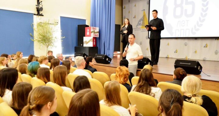 «Виктор Тепляков поздравил образовательное сообщество Сочи с юбилеем среднего профессионального образования»