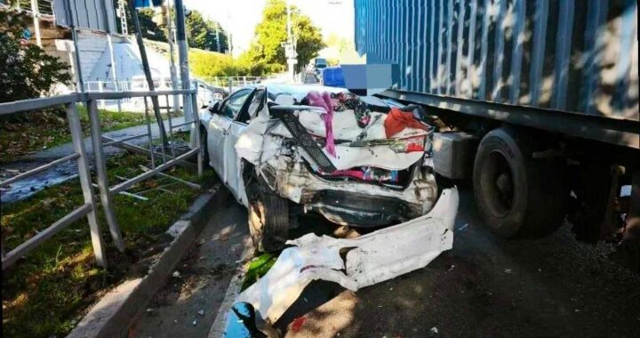 В Сочи произошло ДТП с участием грузовика и легковушки, пострадали дети