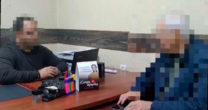 Пенсионер из Сочи попал в опасную ситуацию, когда мошенники пытались обмануть его на 20 миллионов рублей. Все началось с того, что он случайно кликнул на фишинговую ссылку в чате, который был взломан. Аферисты выдавали себя за правоохранителей и убедили мужчину снять деньги и отвезти их в Туапсе. Друзья пенсионера обратились в полицию, которая оперативно помогла остановить пенсионера на выезде из города. Ведется следствие по данному случаю, а пенсионер остался цел и невредим. (Источник: <a href=