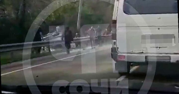 В Сочи произошло серьезное ДТП с перевернувшимся внедорожником и пострадавшими