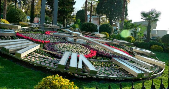 Обновлены цветочные часы на улице Войкова в Сочи