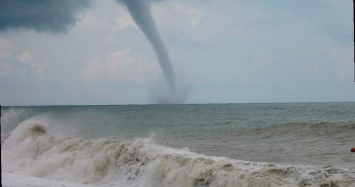 Ливни и смерчи ожидаются в Сочи ближайшей ночью