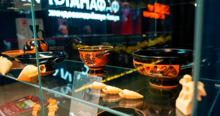 В Сириусе открылась выставка о древних греческих праздниках