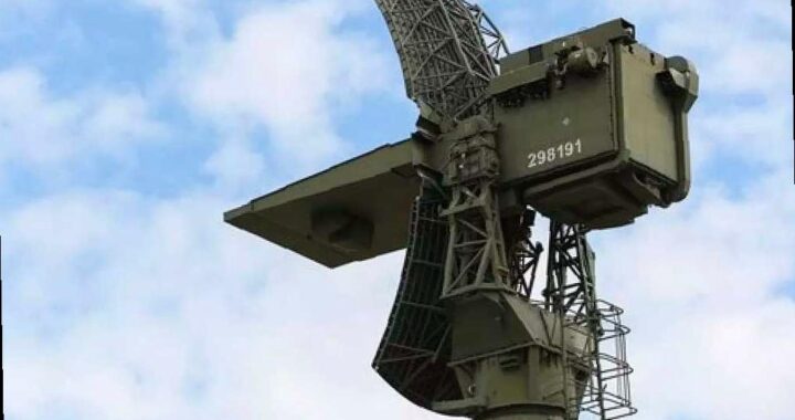 Мэр Сочи рекомендует родителям не водить детей в школы и детские сады из-за угрозы атаки беспилотных летательных аппаратов.