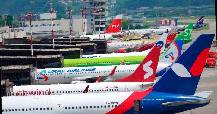 Аэропорт Сочи восстанавливает нормальную работу после временного прекращения приёма и отправки рейсов из-за беспилотной опасности. Пять самолетов направились на запасной аэродром в Минводы, что привело к задержке вылета 18 рейсов на более чем 2 часа.