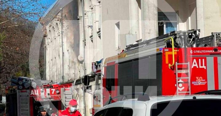 В Сочи спасли двух человек из-за пожара