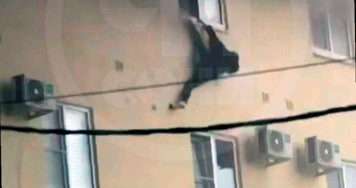 Женщина спаслась, выпрыгнув из окна, когда в автосервисе на улице Транспортной в Сочи начался пожар. Пламя охватило не только здание автосервиса, но и окружающие склады. Пожару удалось охватить более 1000 квадратных метров.