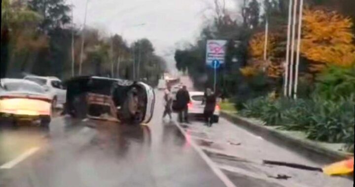 На трассе «Сочи — Адлер» в Хостинском районе произошло дорожно-транспортное происшествие. Легковой автомобиль перевернулся возле автозаправочной станции «Роснефть». На данный момент информация о пострадавших уточняется, а движение на месте ДТП затруднено из-за образовавшейся автомобильной пробки.