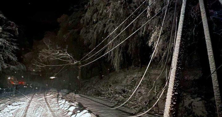 В Сочи временно отключат электричество на нескольких улицах из-за плохой погоды