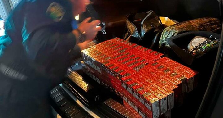 В Сочи остановили Mercedes-Benz, который перевозил контрабанду сигарет из Абхазии. Сотрудники таможни и ФСБ обнаружили тайники с табачной продукцией под капотом, за сидениями и в полостях задних крыльев. Всего было изъято более полутора тысяч пачек сигарет марки «CHAPMAN» без необходимой маркировки и акцизных марок. Автомобиль и контрабандный товар были конфискованы, а уголовное дело возбуждено по статье о контрабанде.