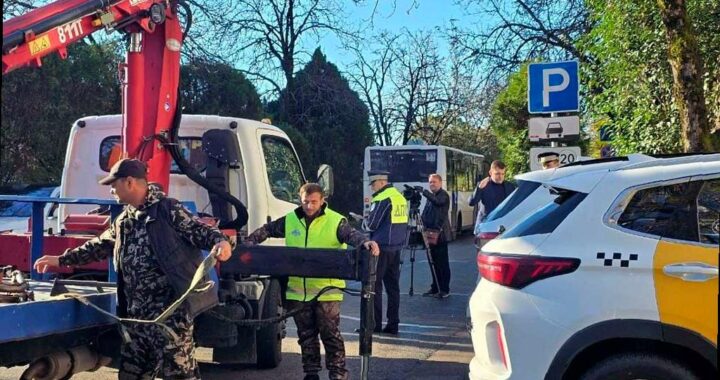 В Сочи эвакуируют неправильно припаркованные автомобили