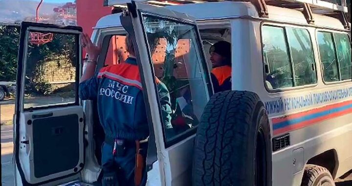 В Сочи спасатели помогли мужчине, который упал с скалы в реку