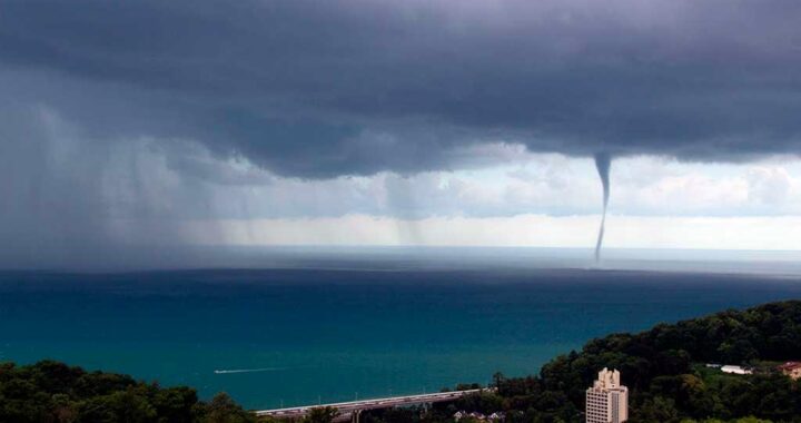 Штормовое предупреждение в Сочи: о лавинах в горах и смерчах над морем